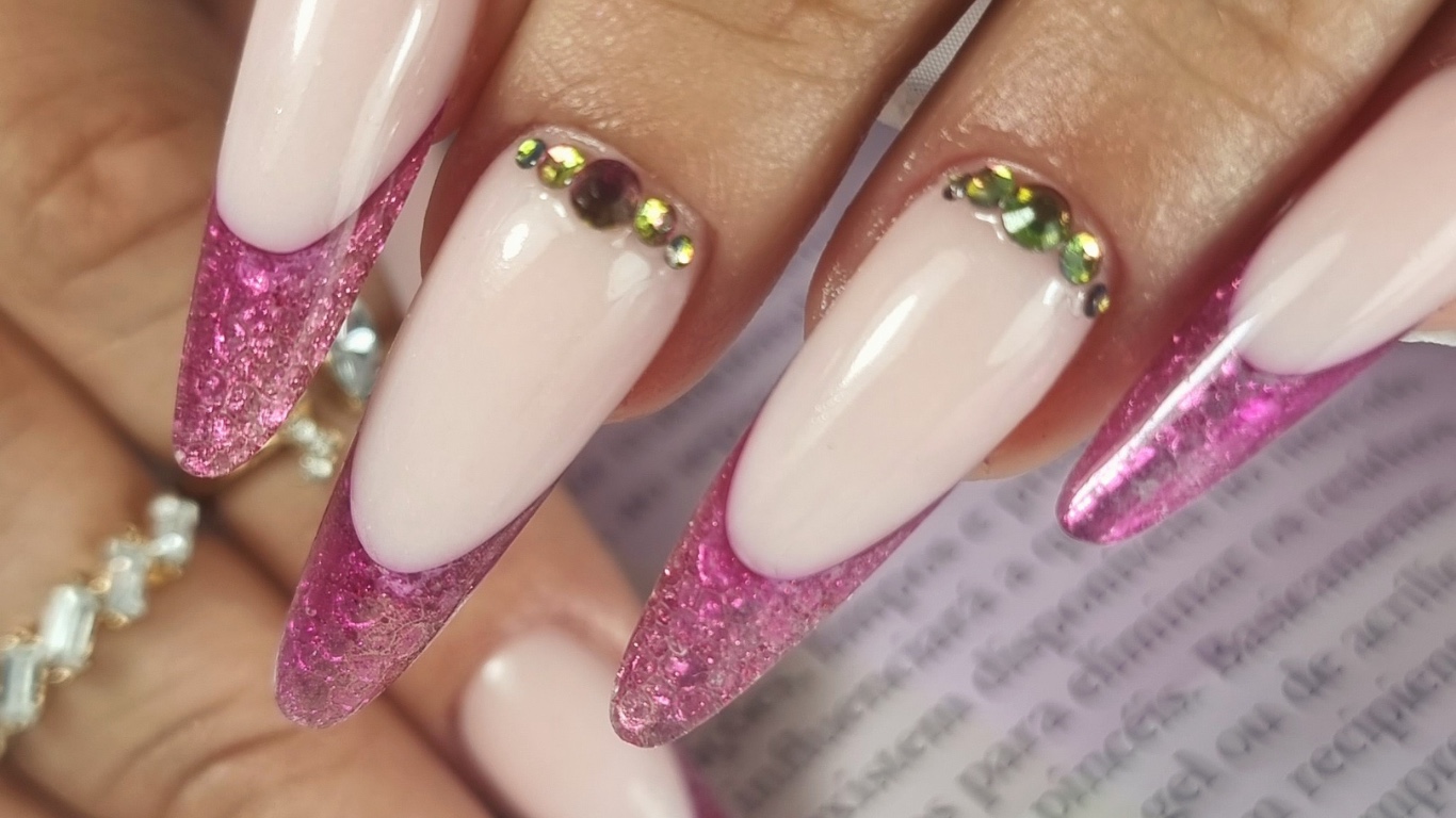 Trabalho de unhas em gel da Academia Cristiana Santos